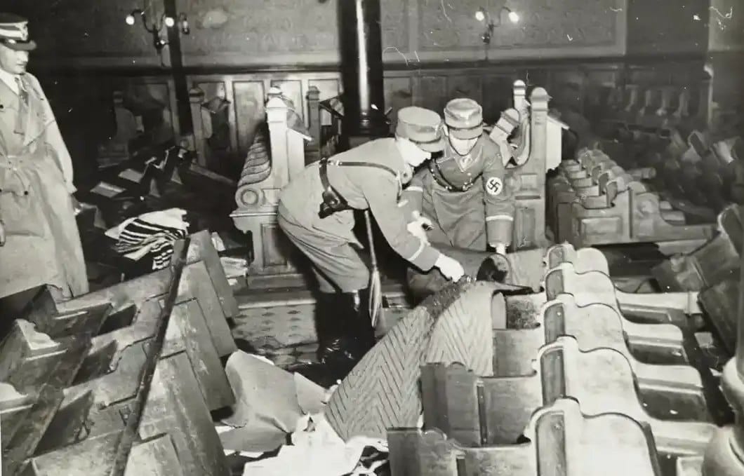 Her tenner nazistene på synagogen. Derfor må vi aldri glemme Krystallnatten.